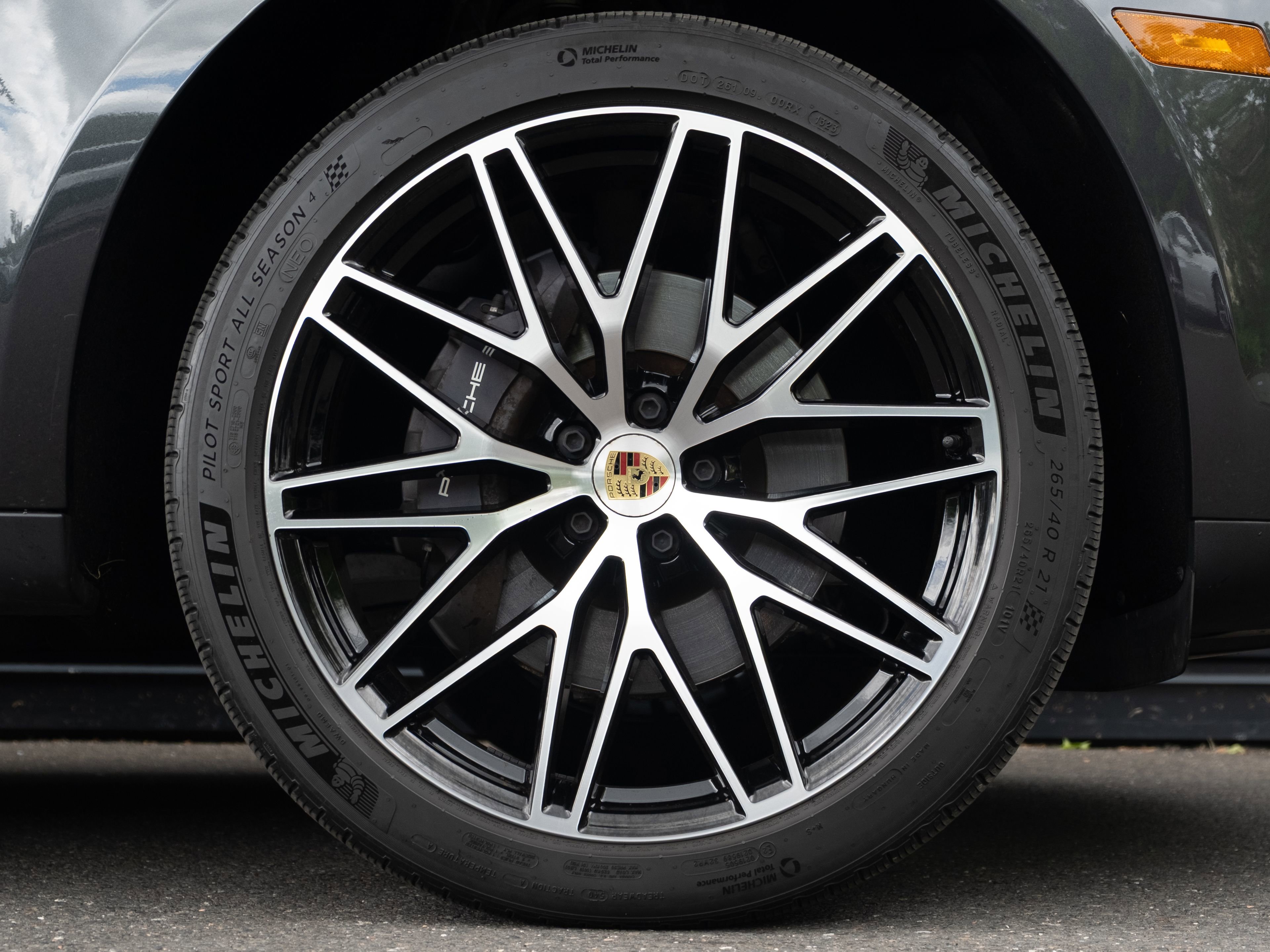 Certified 2023 Porsche Macan AWD/4WD image 15
