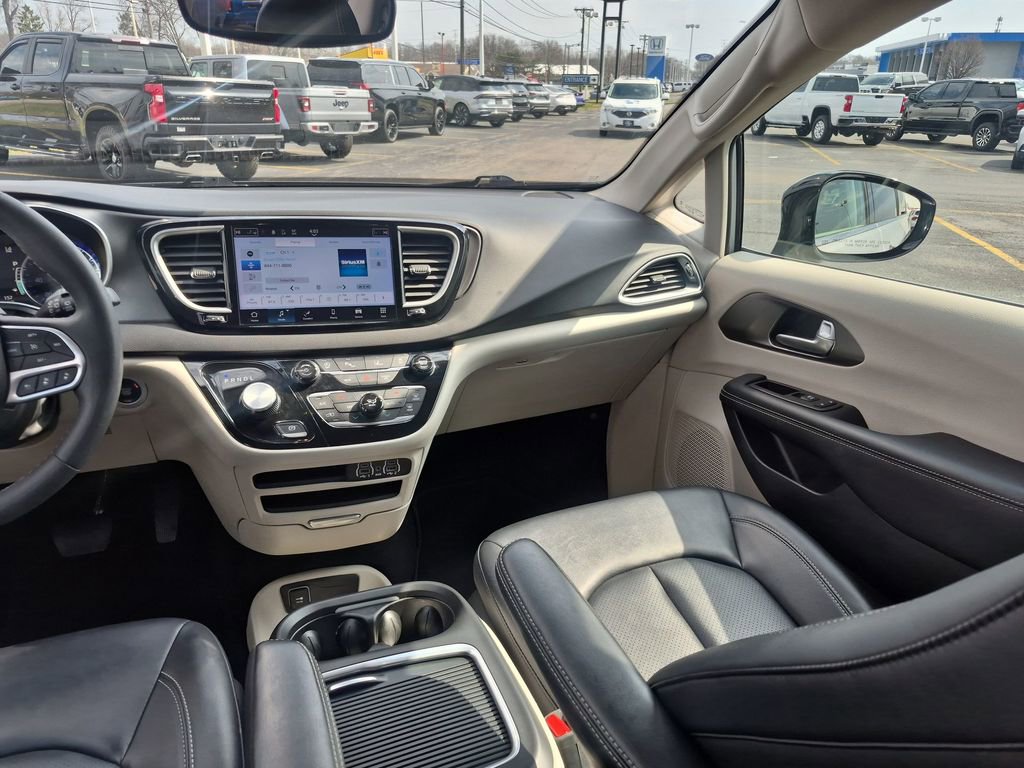 Used 2024 Chrysler Pacifica Touring-L FWD image 10