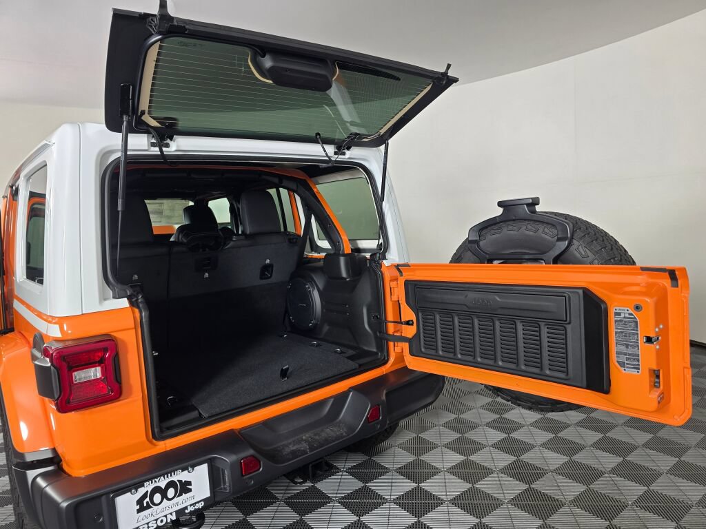 New 2026 Jeep Wrangler Unlimited Sahara w/ Whitecap Package AWD/4WD image 18