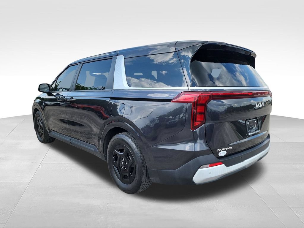 Used 2025 Kia Carnival FWD image 5