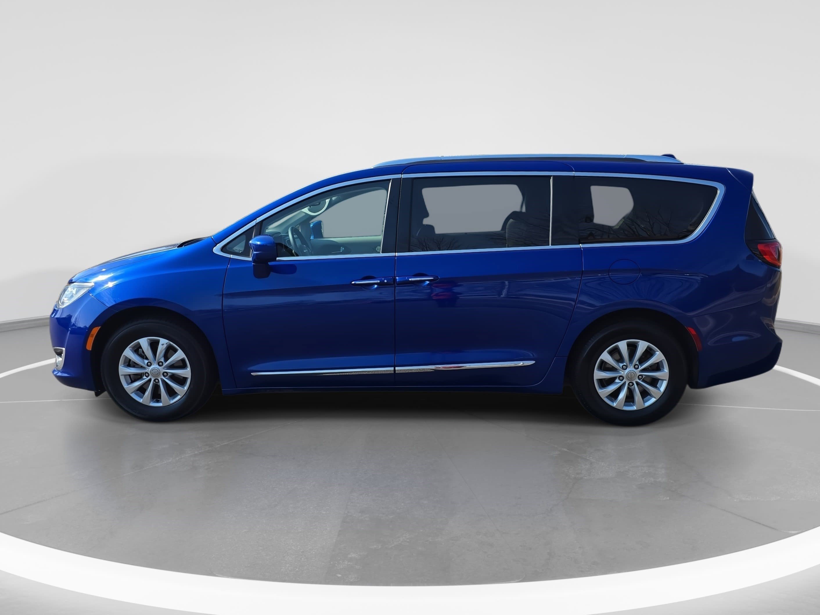 Used 2018 Chrysler Pacifica Touring-L image 8