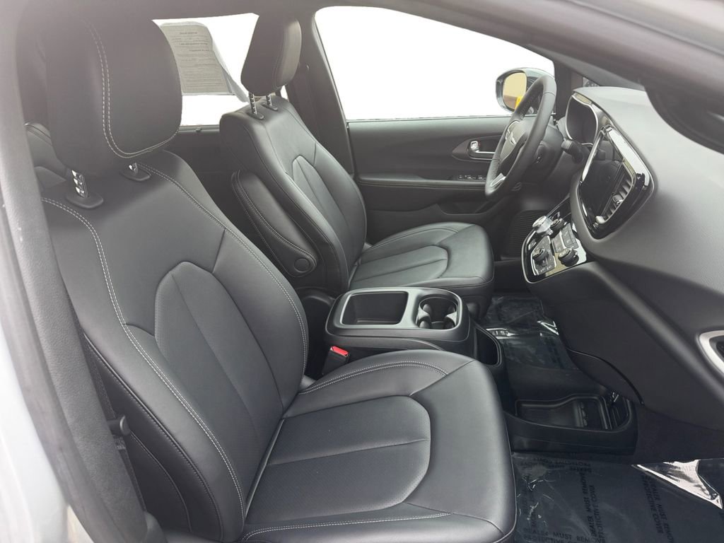 Used 2026 Chrysler Pacifica Select image 15