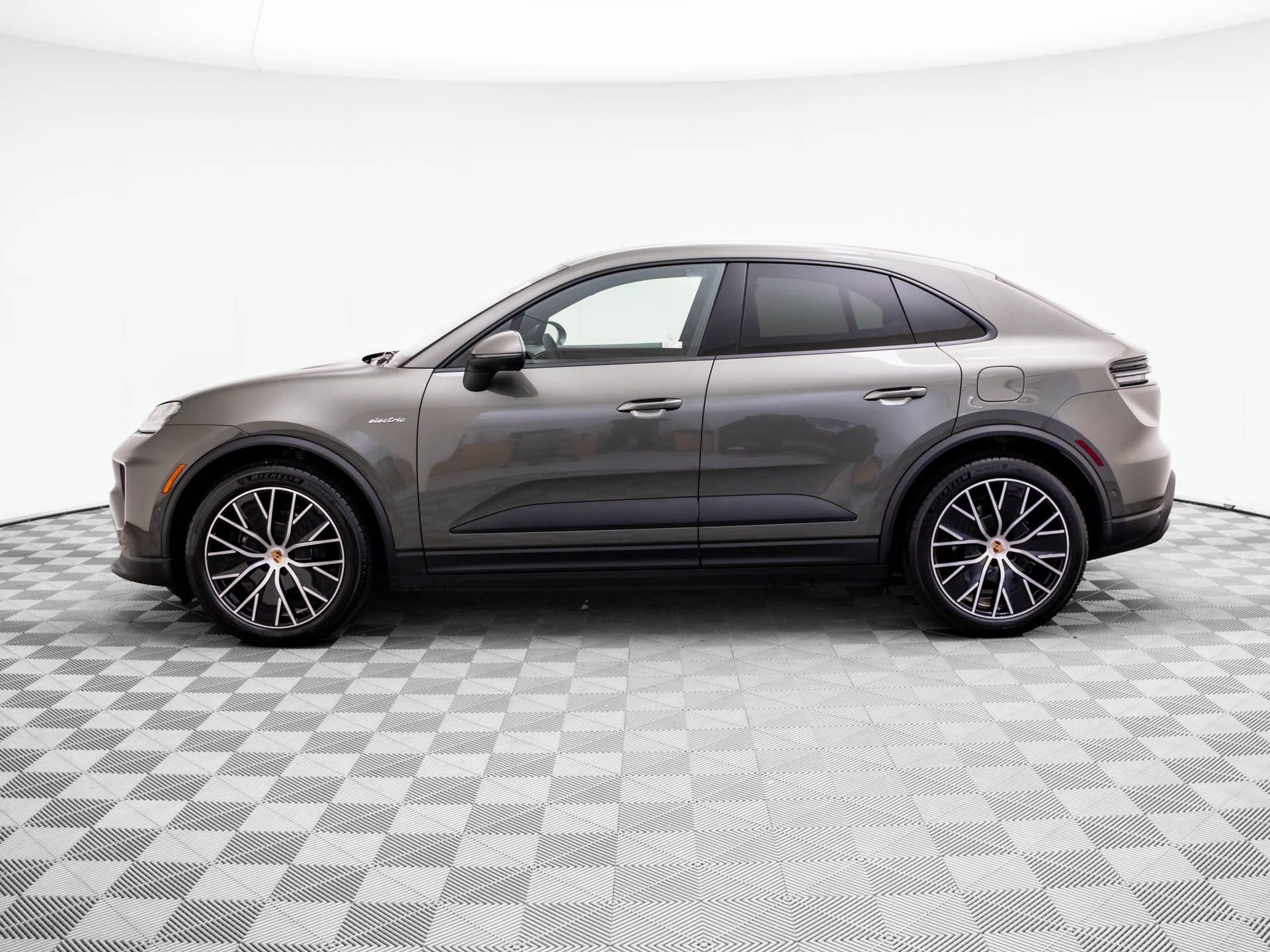 New 2026 Porsche Macan 4 Electric AWD/4WD image 2