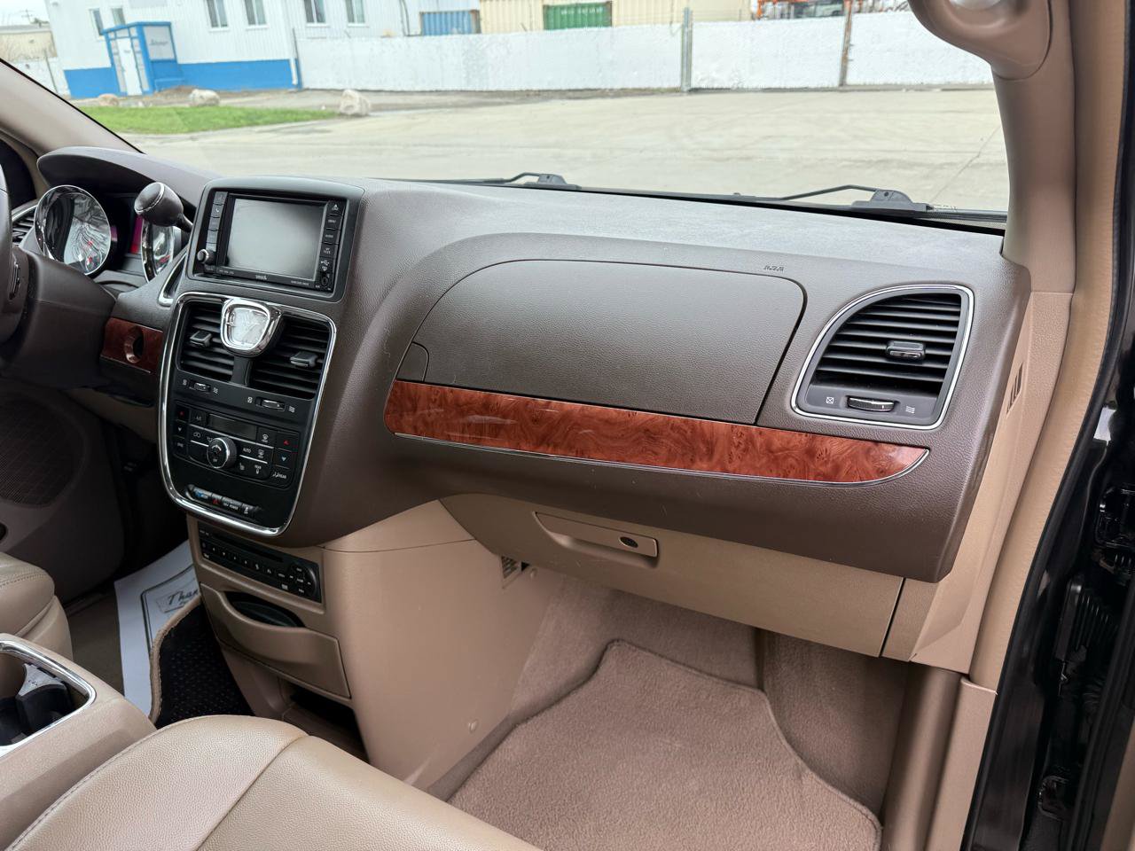 Used 2011 Chrysler Town & Country Touring-L w/ Entertainment Group #2 FWD image 29