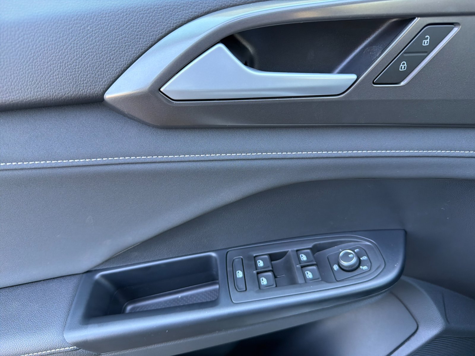 New 2027 Volkswagen Taos SE FWD image 11
