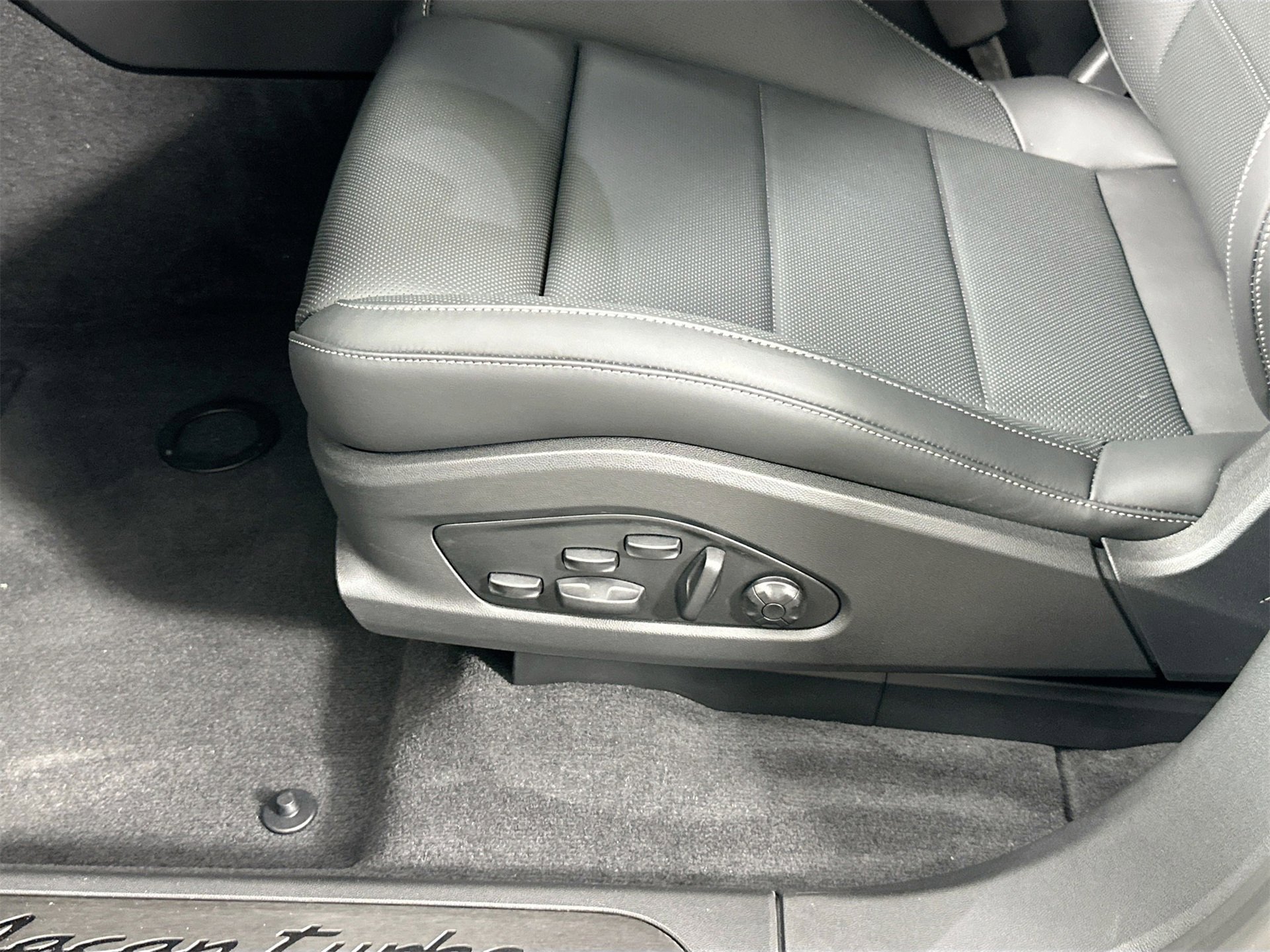 Certified 2025 Porsche Macan Turbo Electric image 35