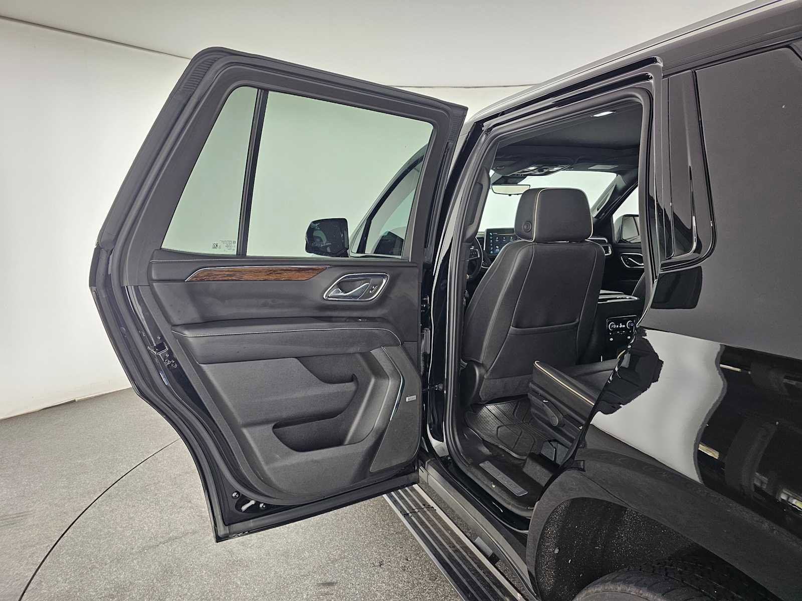 Used 2023 Chevrolet Tahoe Premier w/ Premium Package 2 image 17