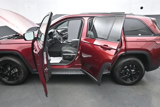 Used 2025 Jeep Grand Cherokee Altitude AWD/4WD image 39