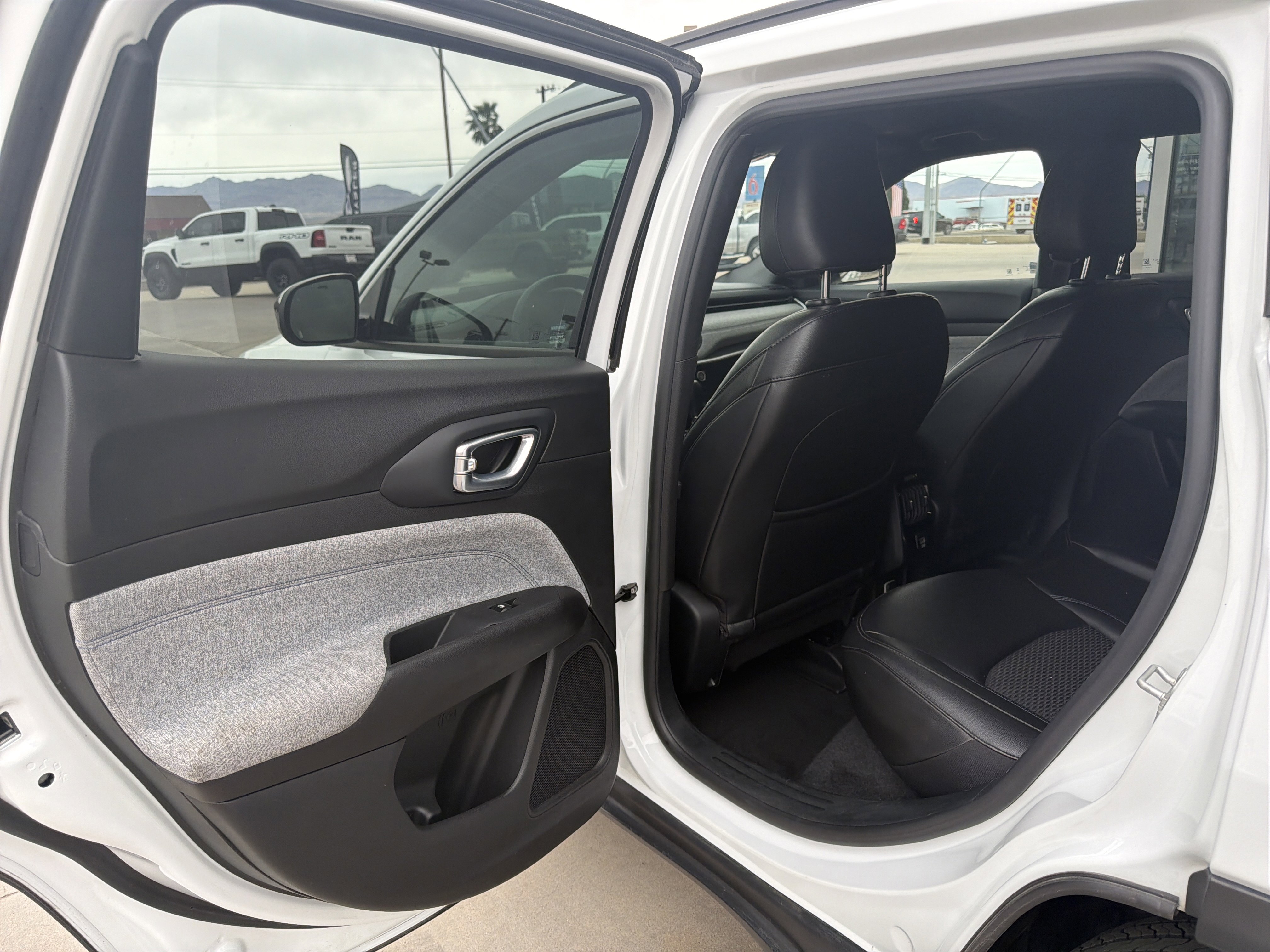 Used 2024 Jeep Compass Latitude image 8