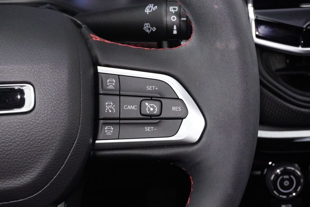 Used 2025 Jeep Compass Trailhawk w/ Trailhawk Elite Group AWD/4WD image 18