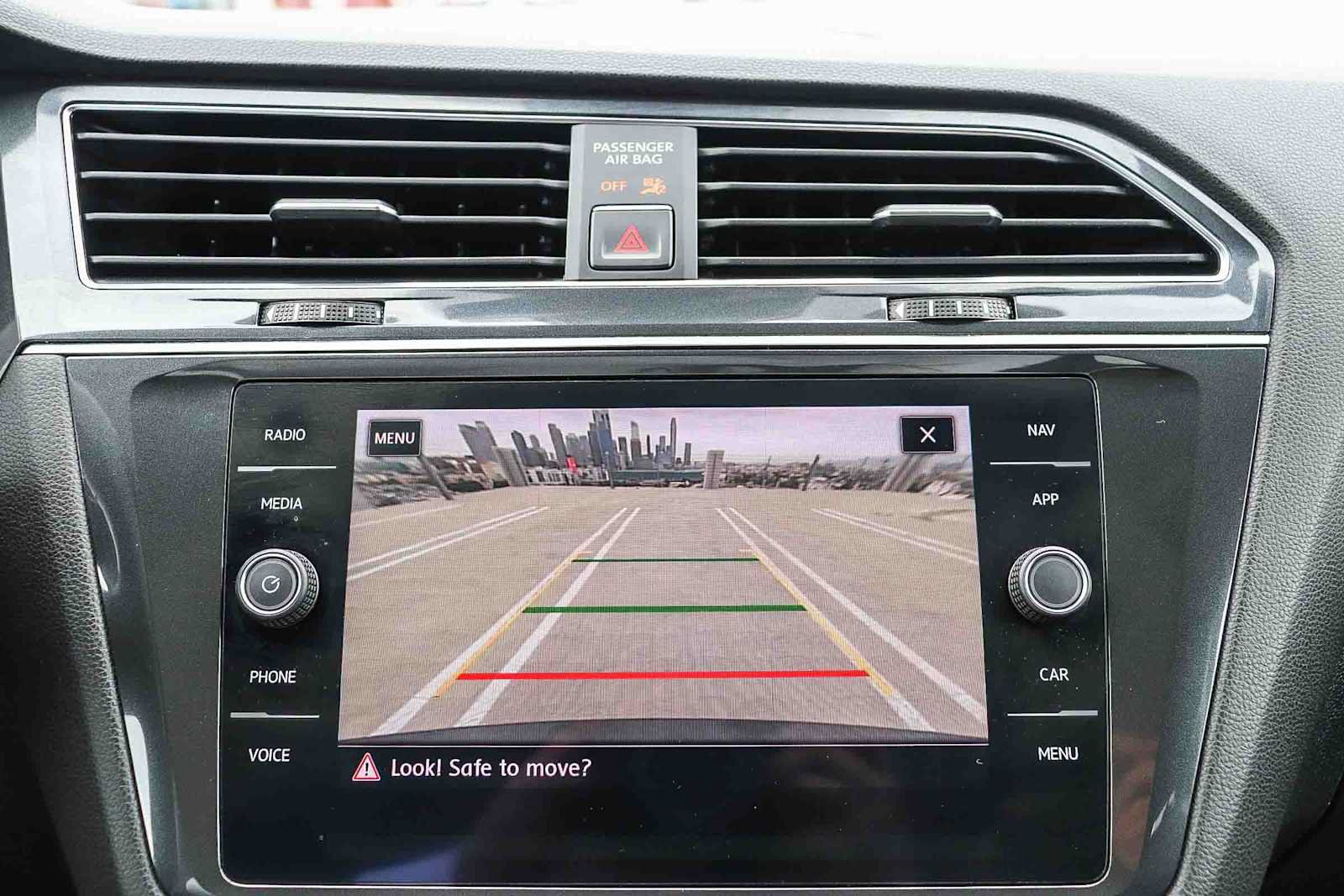 Used 2018 Volkswagen Tiguan SEL Premium FWD image 27