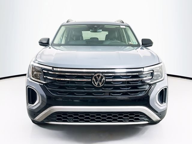 Used 2025 Volkswagen Atlas Peak Edition SE AWD/4WD image 2