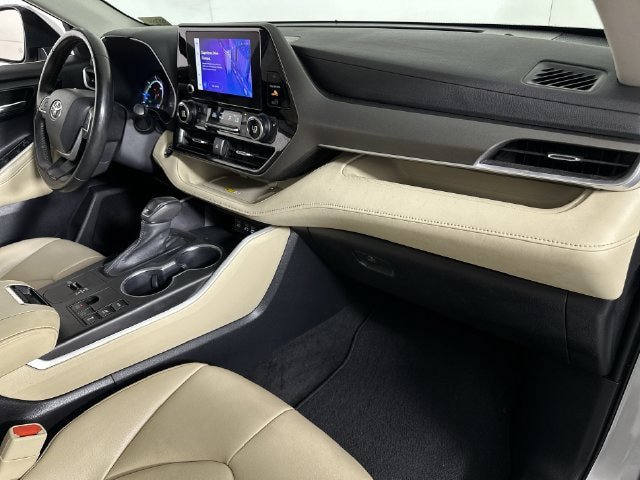Used 2023 Toyota Highlander XLE AWD/4WD image 30