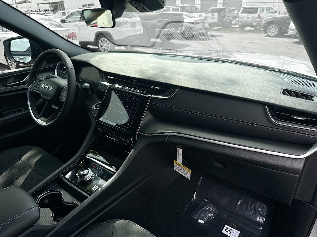 New 2025 Jeep Grand Cherokee Laredo w/ Luxury Tech Group I RWD image 30