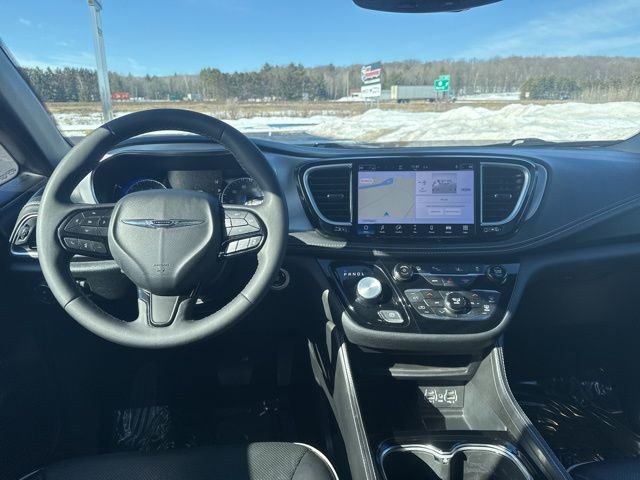 Used 2025 Chrysler Pacifica Limited image 14