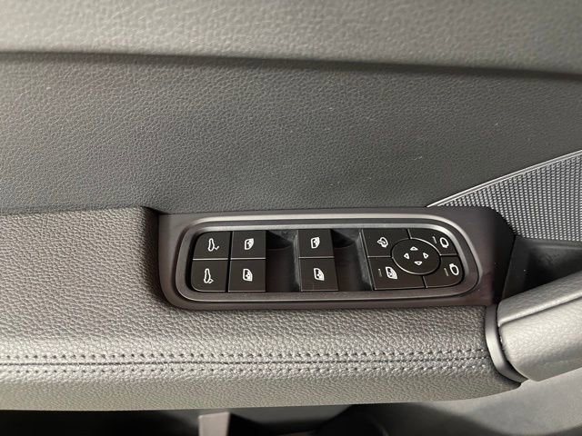 Used 2025 Porsche Cayenne image 33