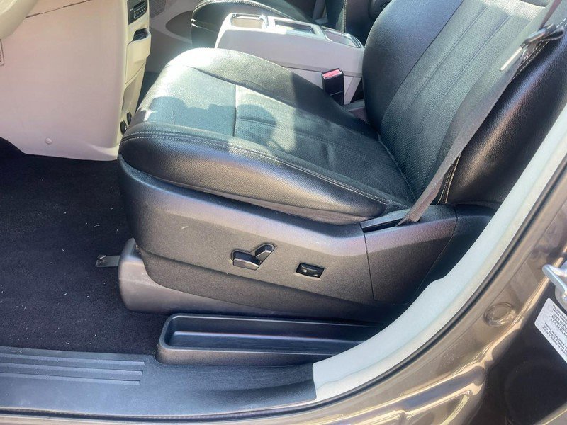 Used 2016 Chrysler Town & Country Touring-L image 22