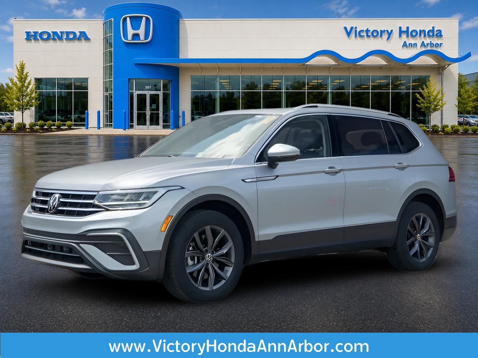 Used 2023 Volkswagen Tiguan SE w/ Panoramic Sunroof Package AWD/4WD image 1