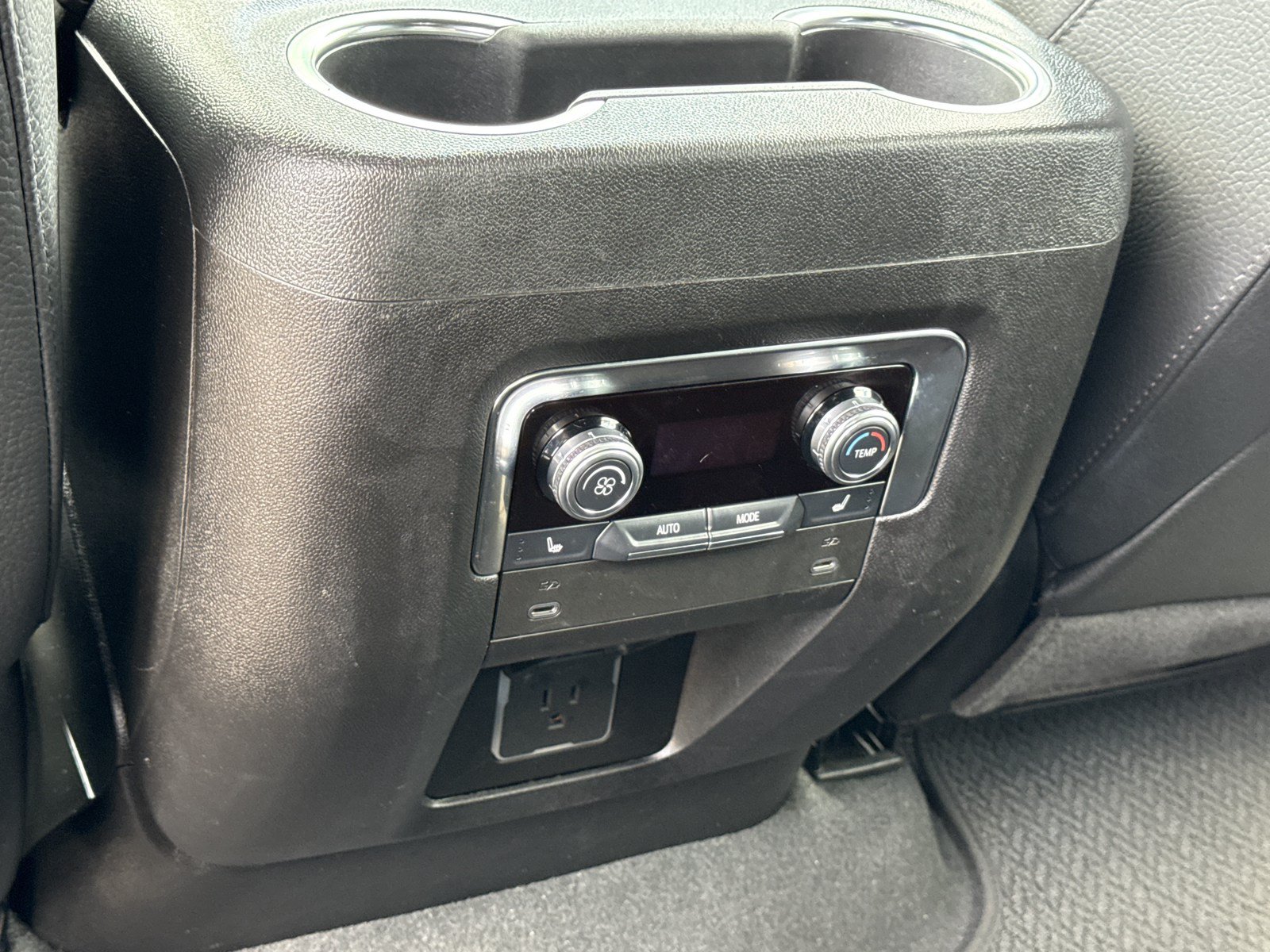 Used 2025 GMC Yukon Denali AWD/4WD image 17