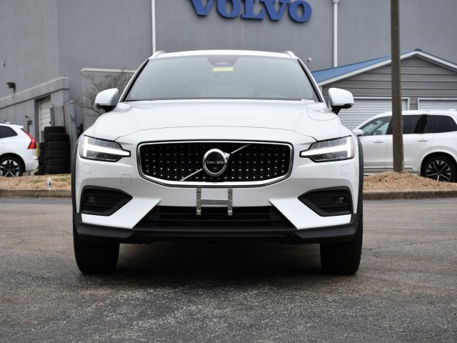 Used 2025 Volvo V60 B5 Cross Country Plus image 2