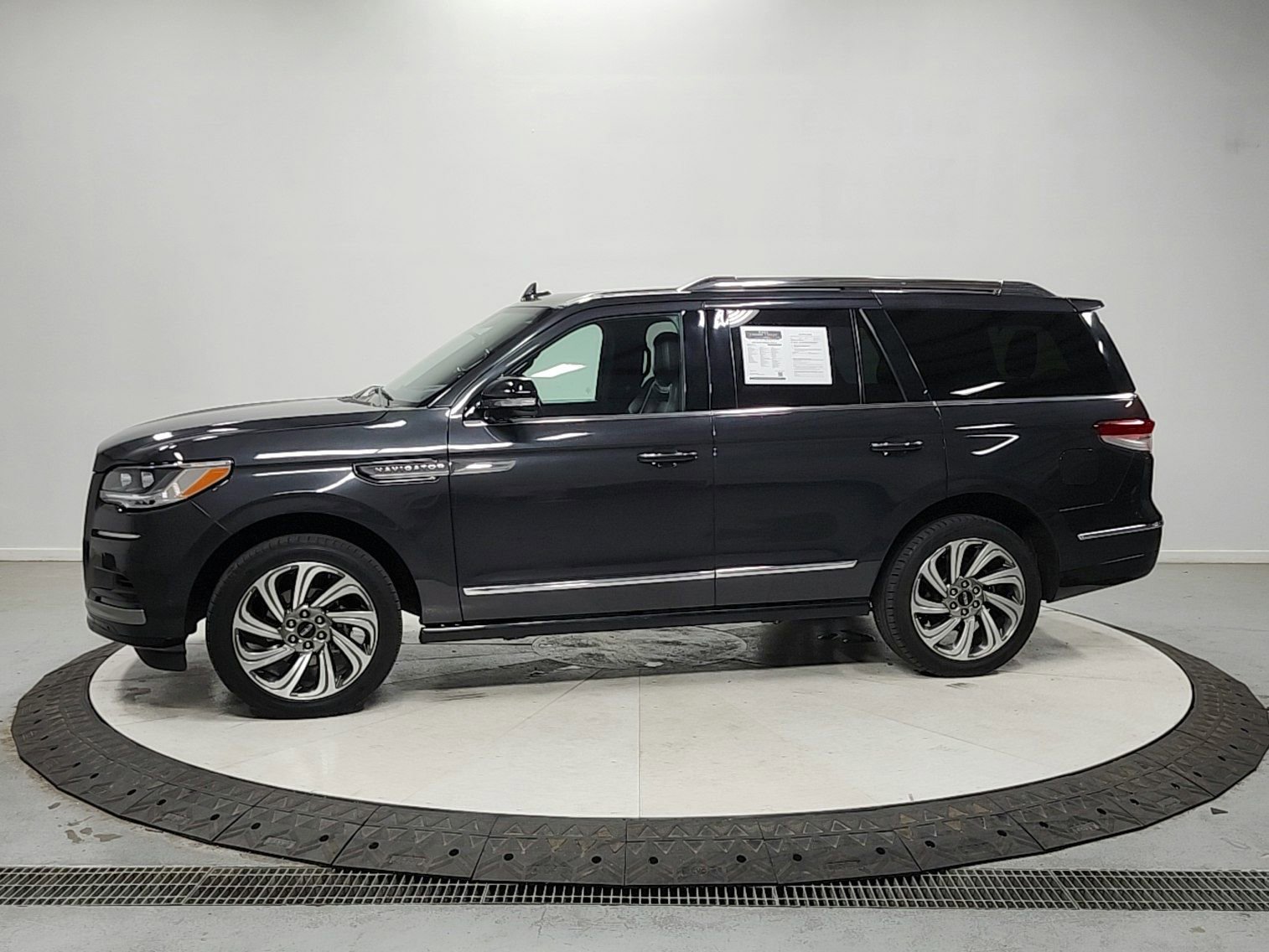 Used 2023 Lincoln Navigator Reserve image 4