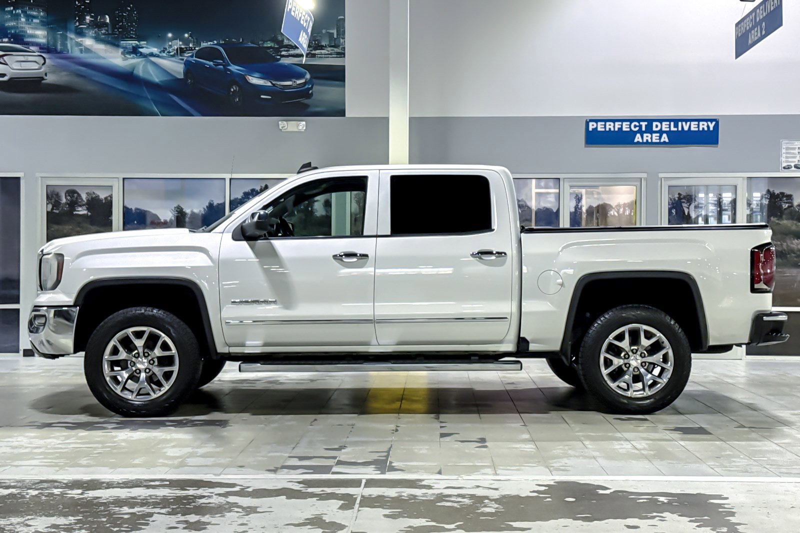 Used 2018 GMC Sierra 1500 SLT w/ SLT Premium Package RWD image 2