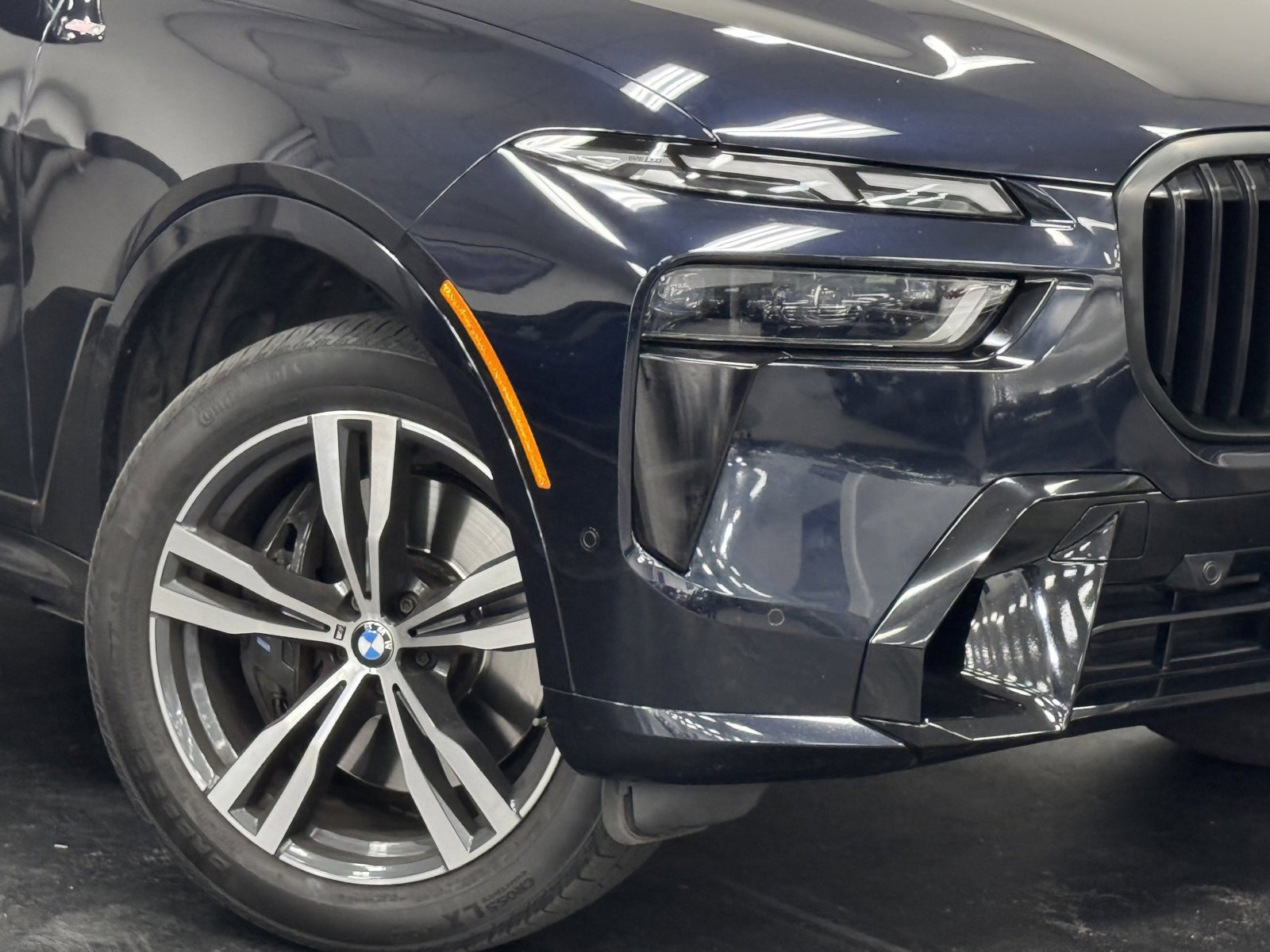 Used 2023 BMW X7 xDrive40i w/ M Sport Package image 4