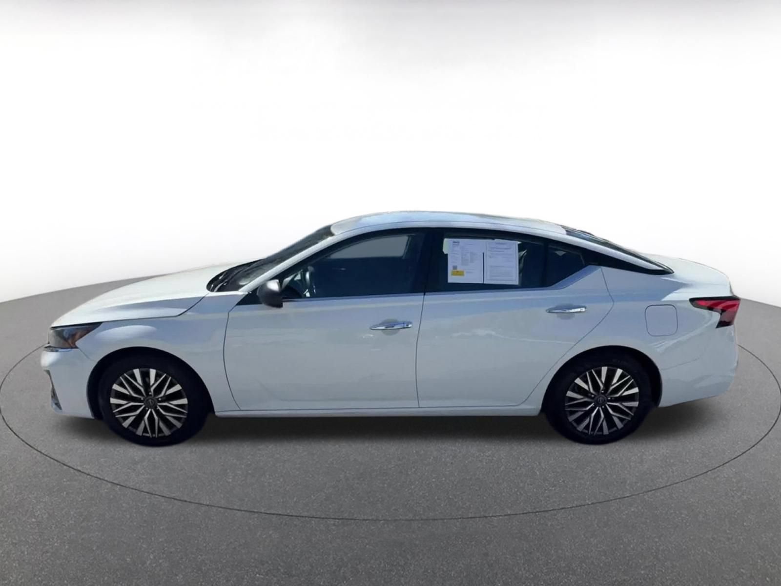Used 2025 Nissan Altima 2.5 SV FWD image 9