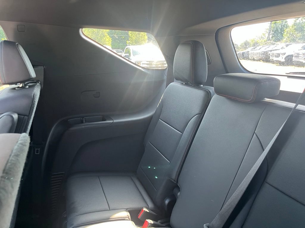 Used 2026 Chevrolet Traverse Z71 w/ LPO, Floor Liner Package AWD/4WD image 28