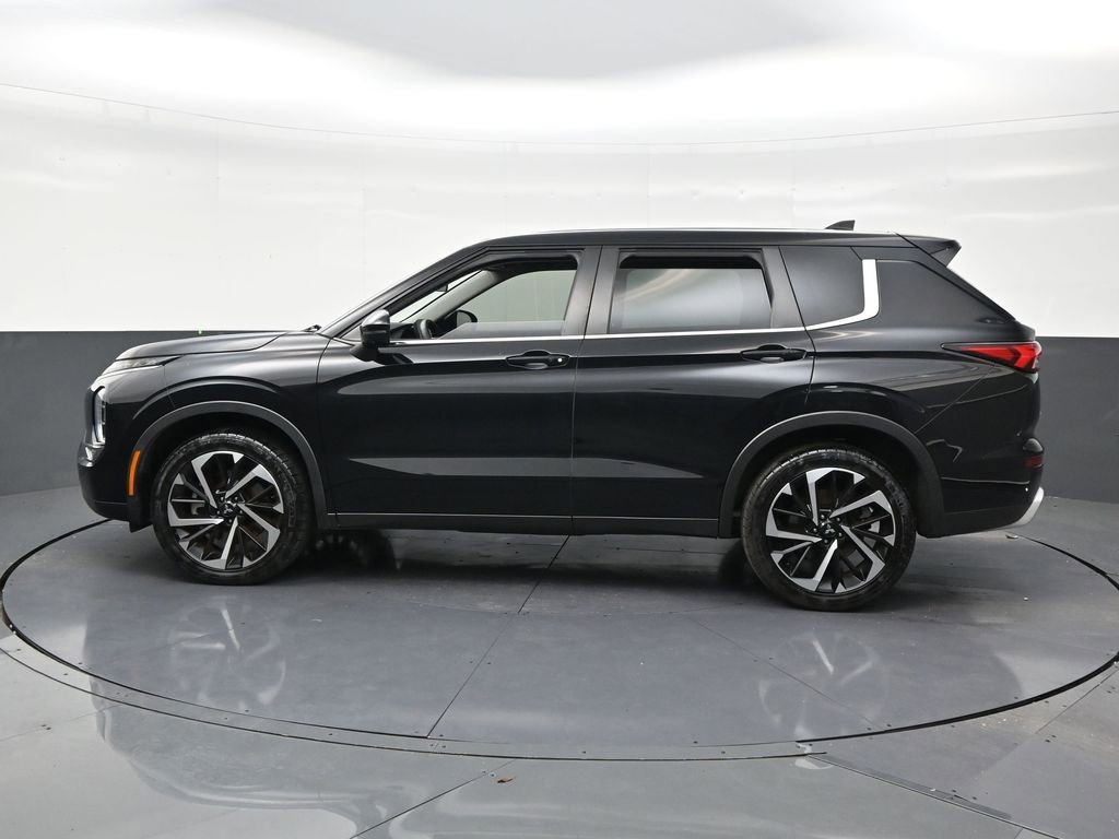 Used 2022 Mitsubishi Outlander SE image 2