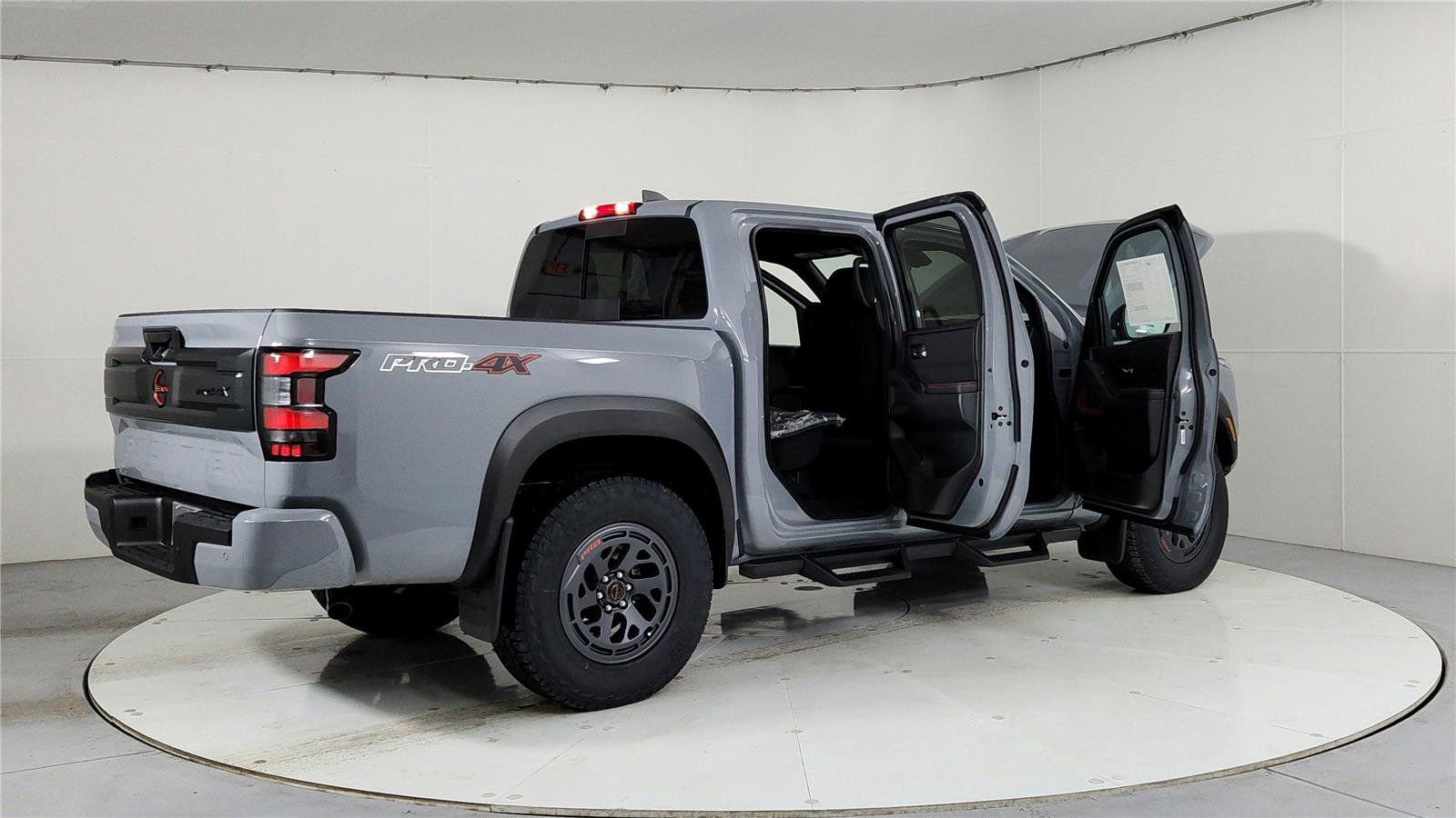 Used 2025 Nissan Frontier PRO-4X image 10