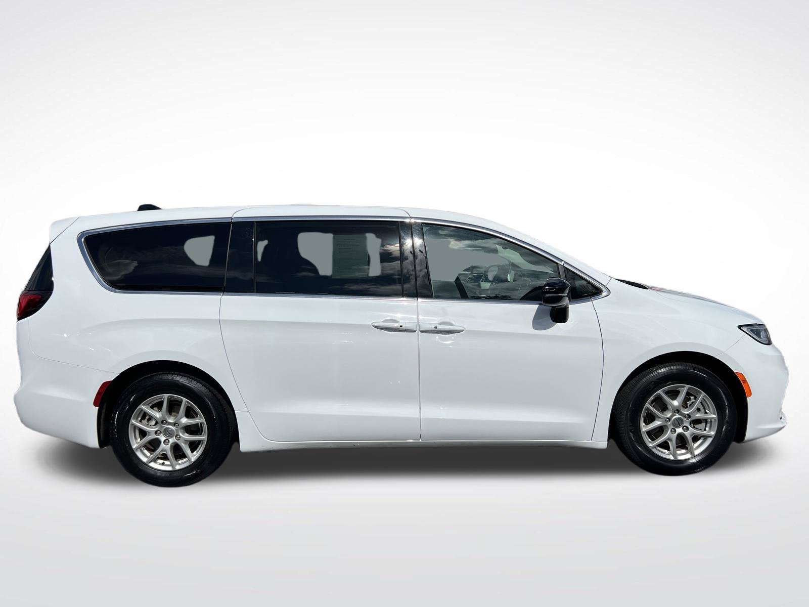 Used 2024 Chrysler Pacifica Touring-L FWD image 8