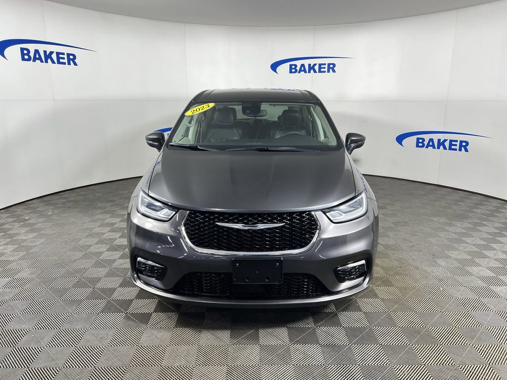 Used 2023 Chrysler Pacifica Touring-L image 3
