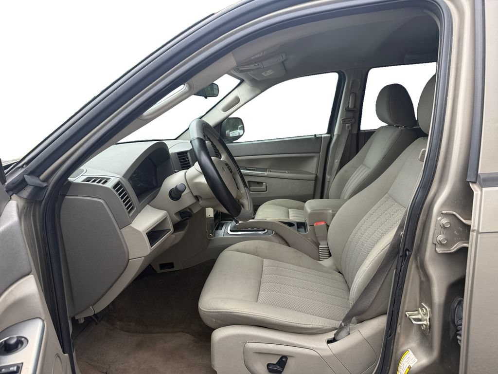Used 2006 Jeep Grand Cherokee Laredo w/ Cargo Convenience Group RWD image 9