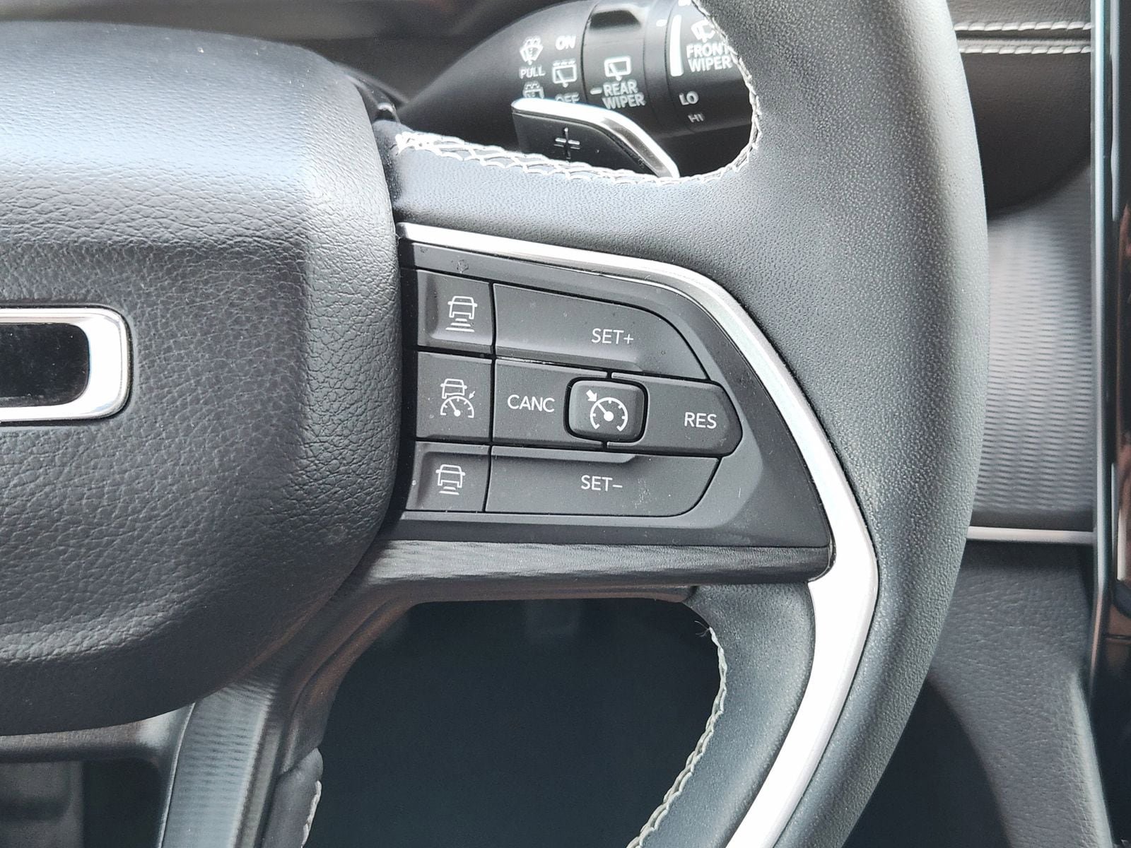 Used 2023 Jeep Grand Cherokee Altitude RWD image 39