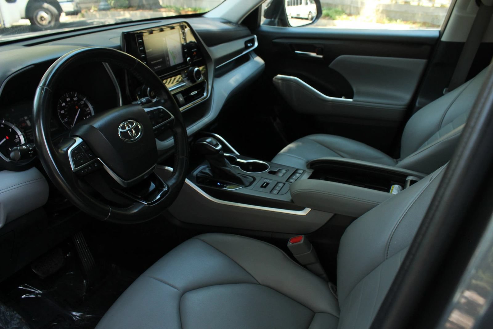 Used 2021 Toyota Highlander XLE AWD/4WD image 13