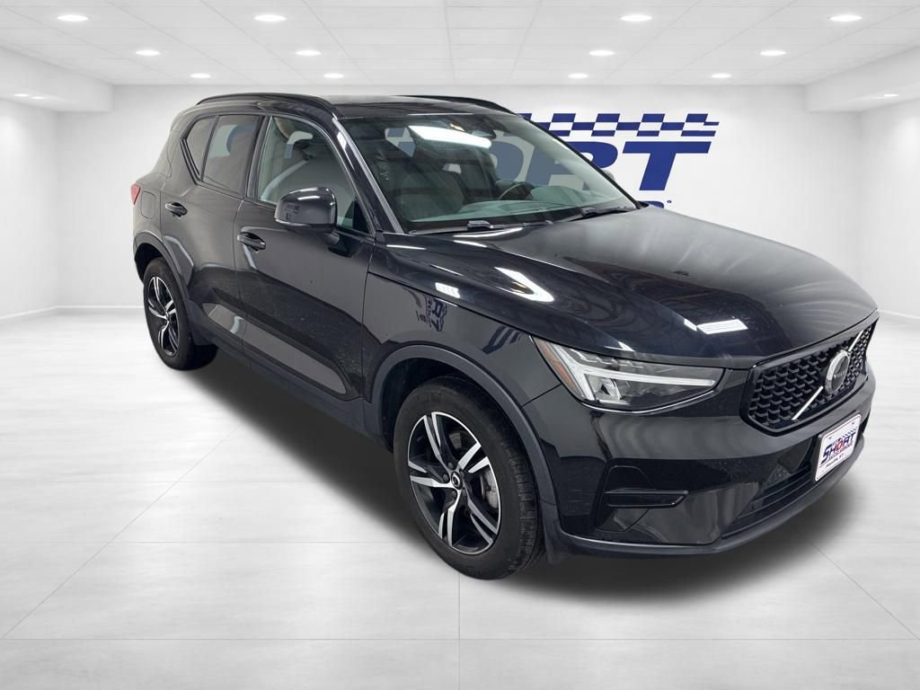 Used 2024 Volvo XC40 B5 Core image 3