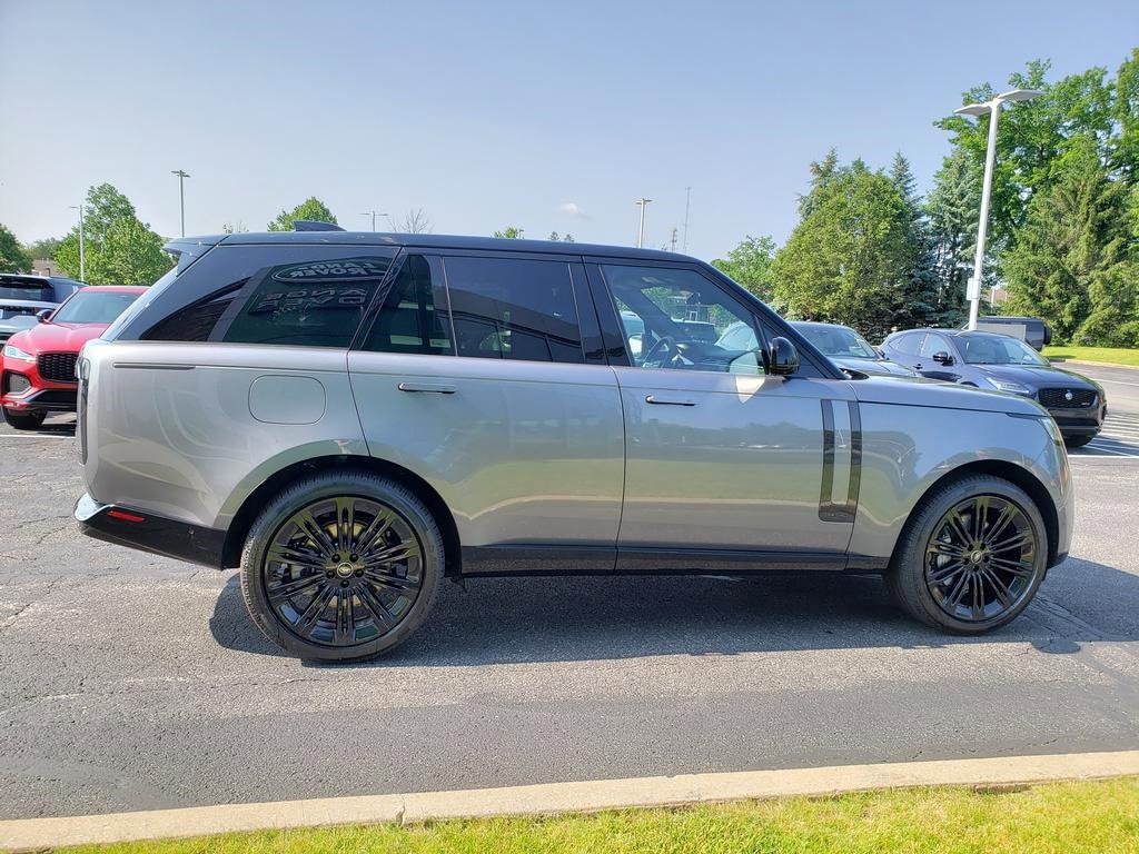 New 2025 Land Rover Range Rover SE image 4