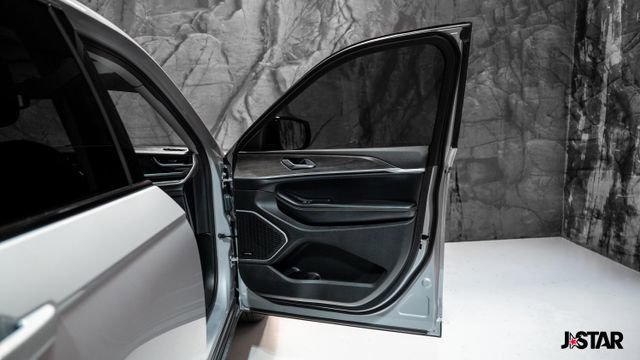 Used 2024 Jeep Grand Cherokee Limited 4xe image 7