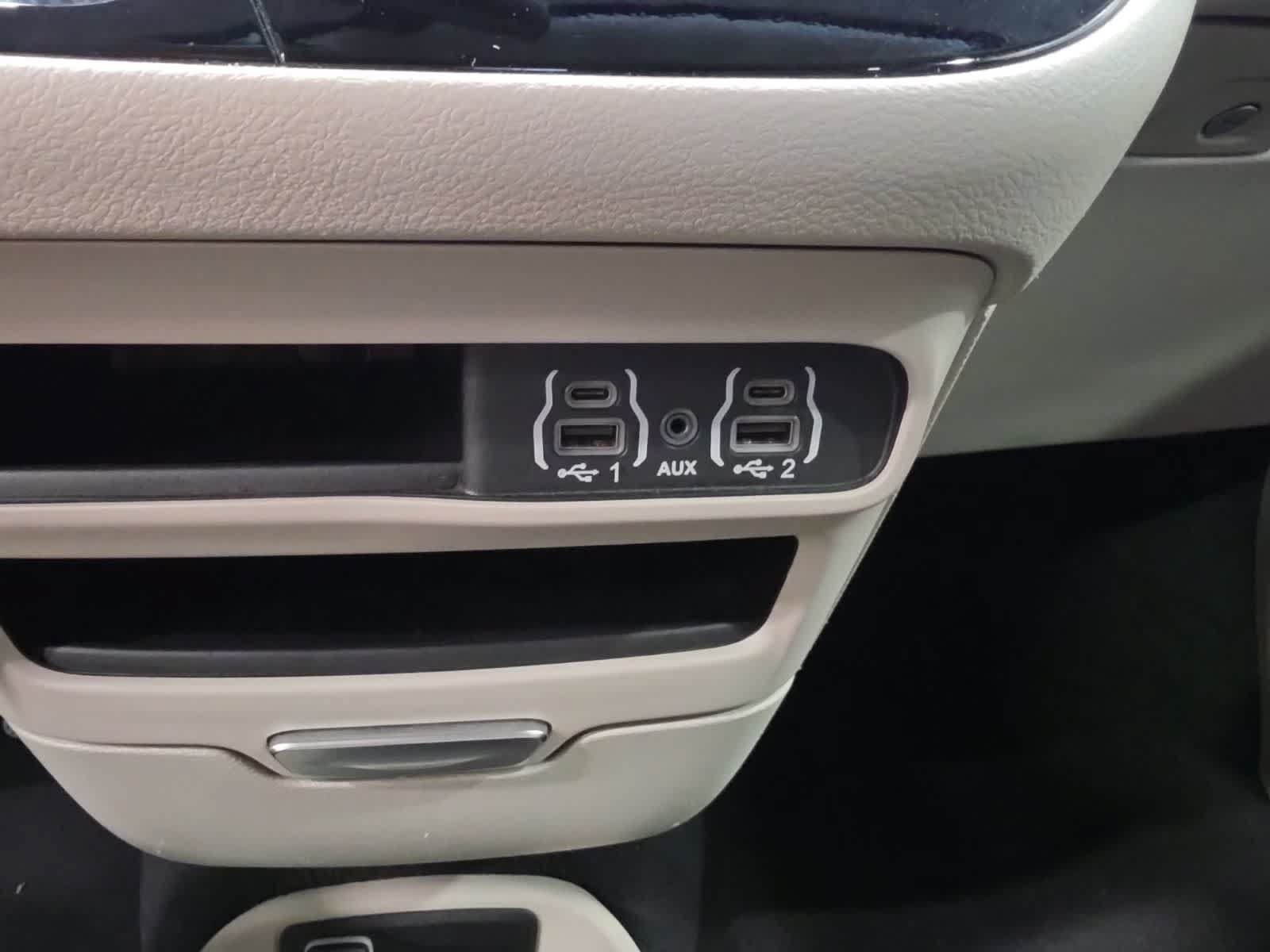 Used 2024 Chrysler Pacifica Touring-L FWD image 25