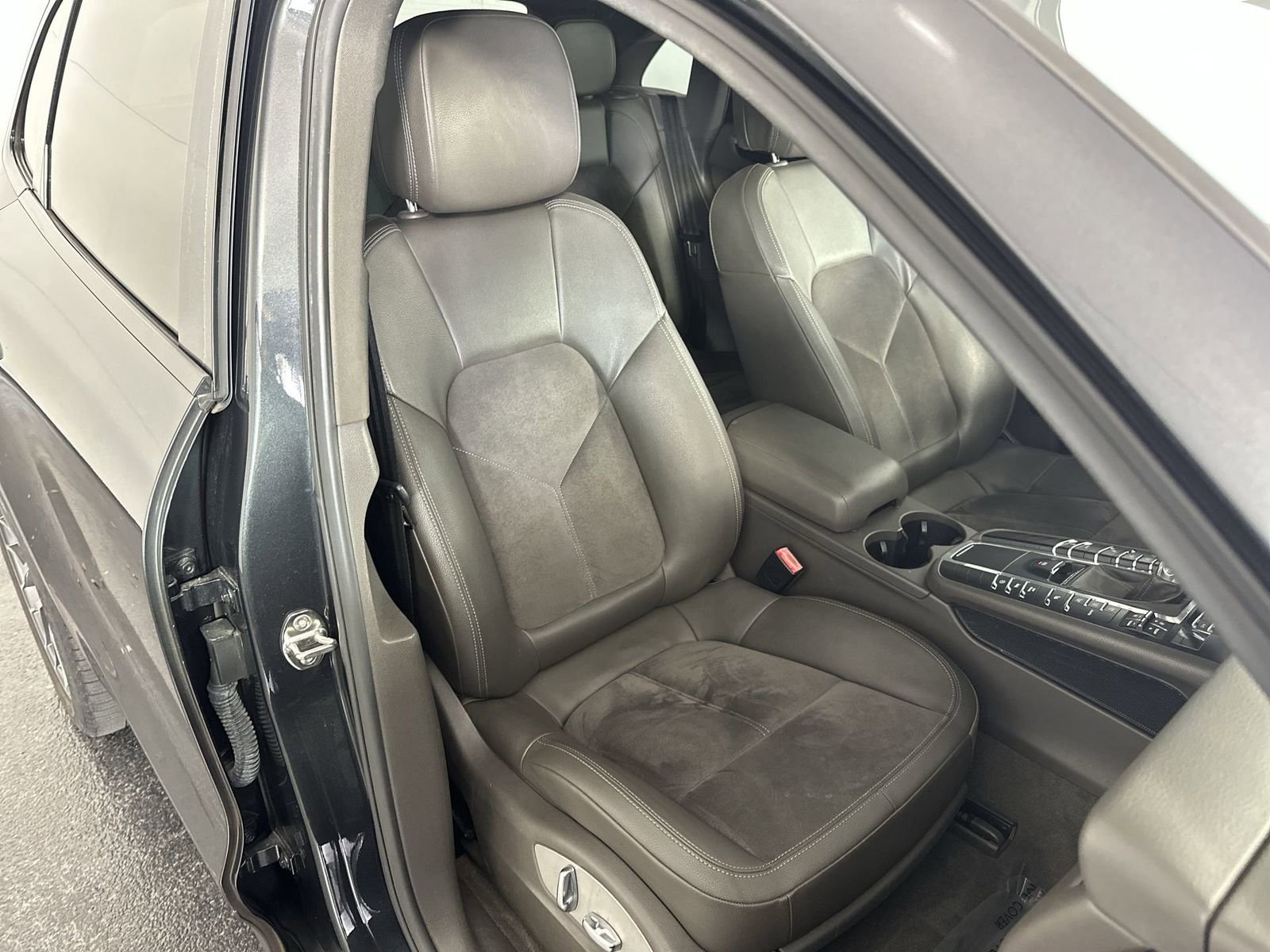 Used 2017 Porsche Macan S image 27