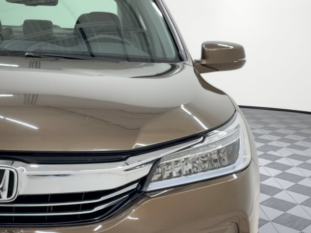 Used 2017 Honda Accord Touring image 12