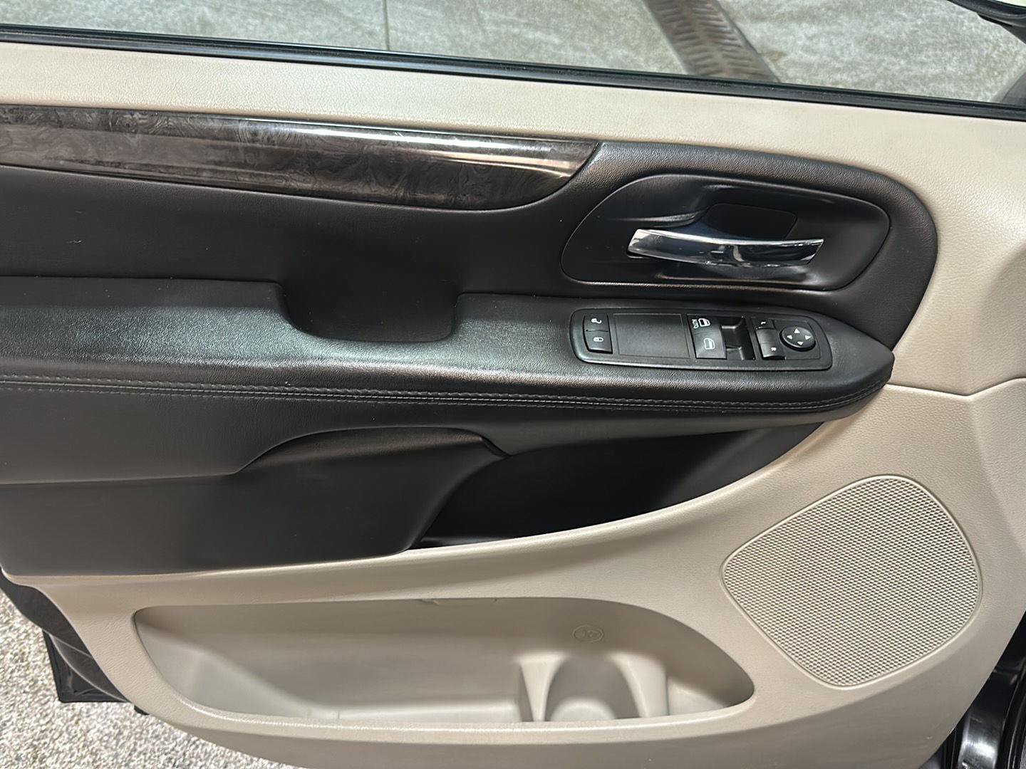 Used 2014 Dodge Grand Caravan SE w/ Quick Order Package 29E SE FWD image 17