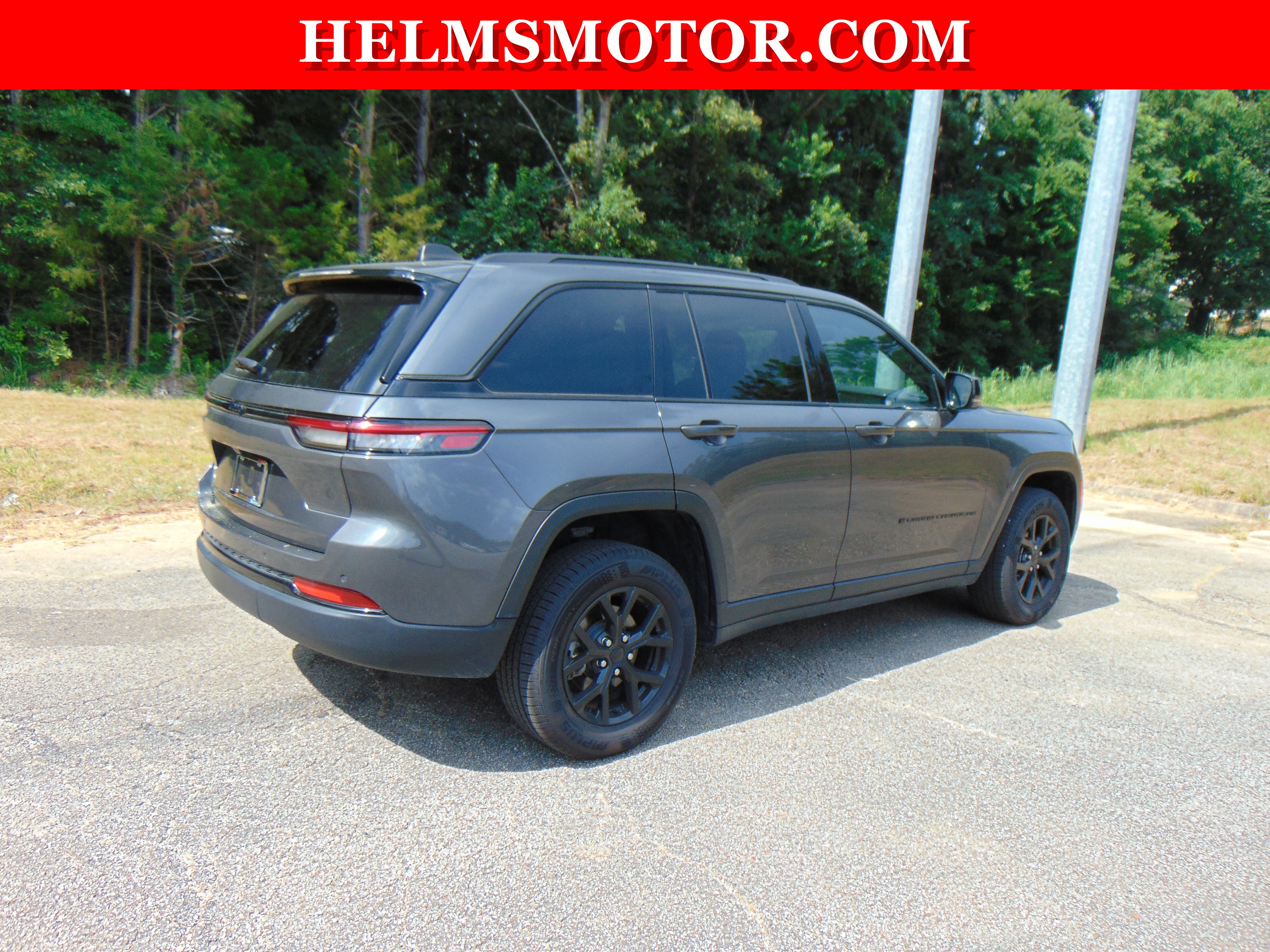 Used 2024 Jeep Grand Cherokee Altitude RWD image 15