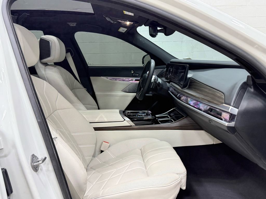 Used 2024 BMW 760i xDrive w/ Premium Package image 71