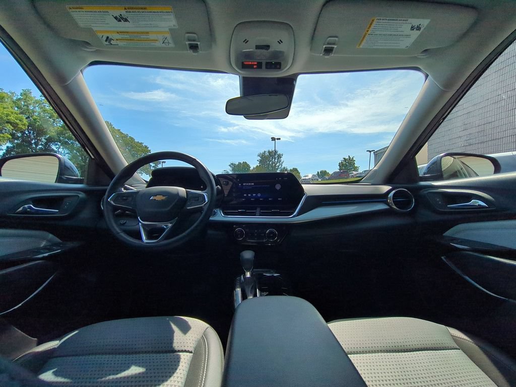 Used 2025 Chevrolet Trax LT w/ LT Convenience Package FWD image 25
