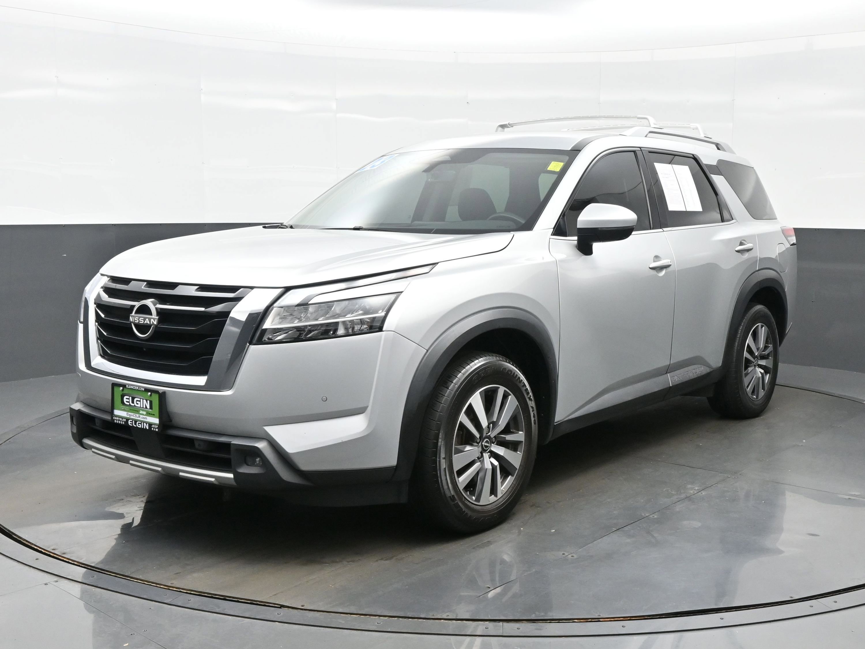 Used 2023 Nissan Pathfinder SL AWD/4WD image 2