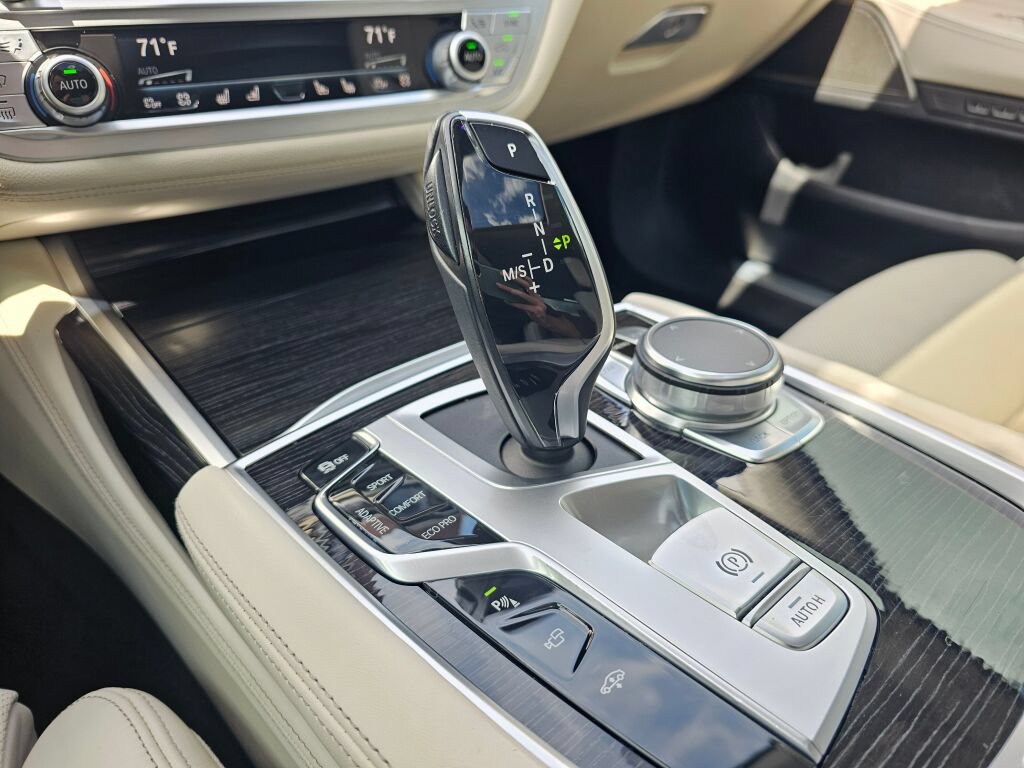Used 2020 BMW 740i w/ Premium Package RWD image 31