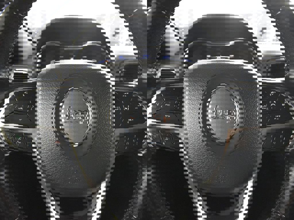 Used 2022 Jeep Grand Cherokee Laredo X image 18