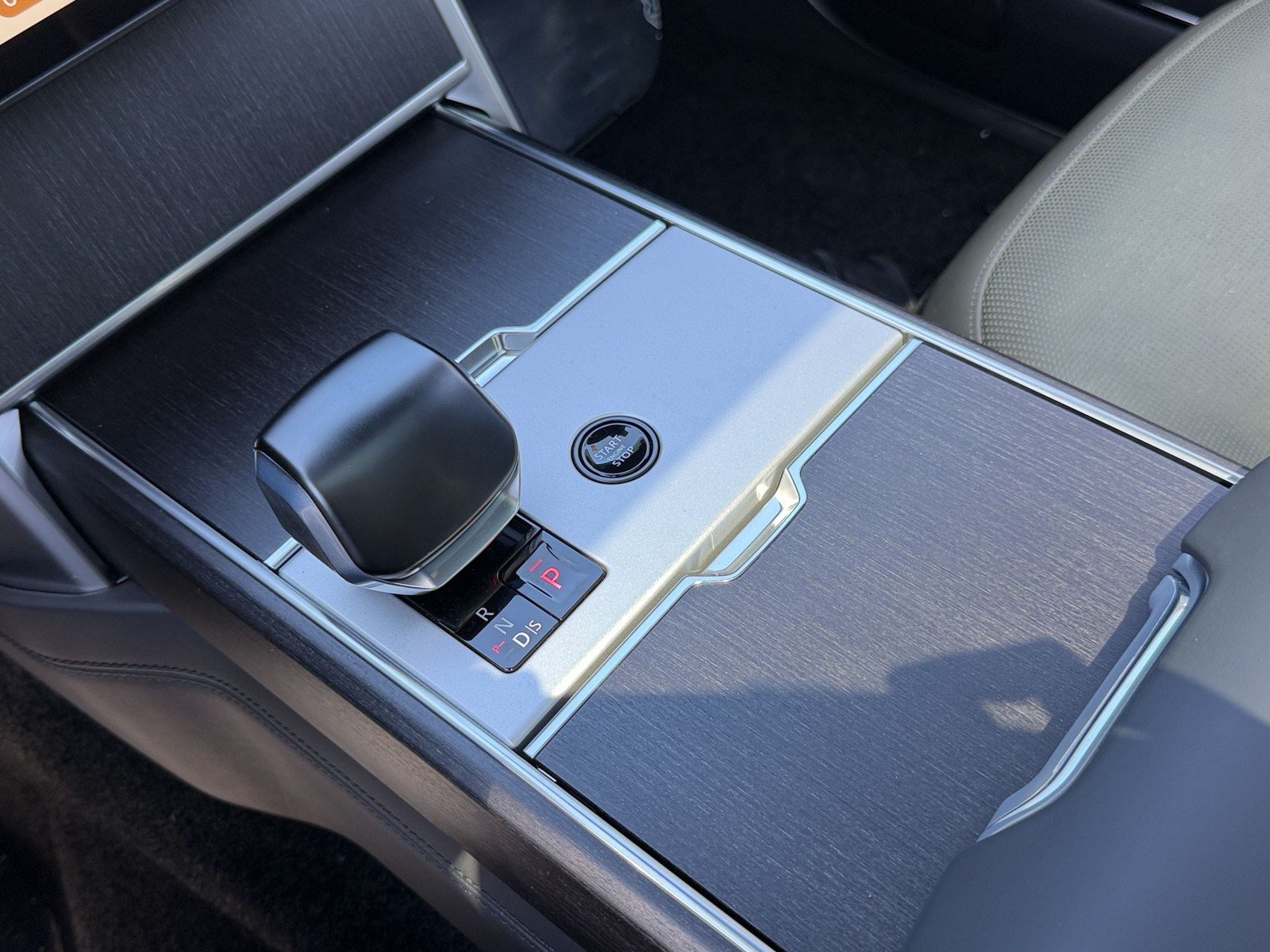 New 2026 Land Rover Range Rover SV AWD/4WD image 18